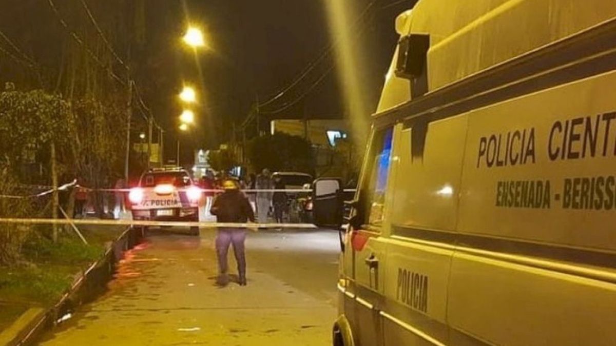 Los delincuentes atacaron la casa a balazos y mataron a una nena de 2 años, en Ensenada. Los vecinos atraparon a uno de los sujetos y lo golpearon hasta que llegó la policía