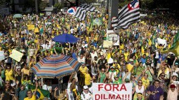 “No voy a caer”, dice una  y otra vez Dilma, después de las multitudinarias marchas en su contra
