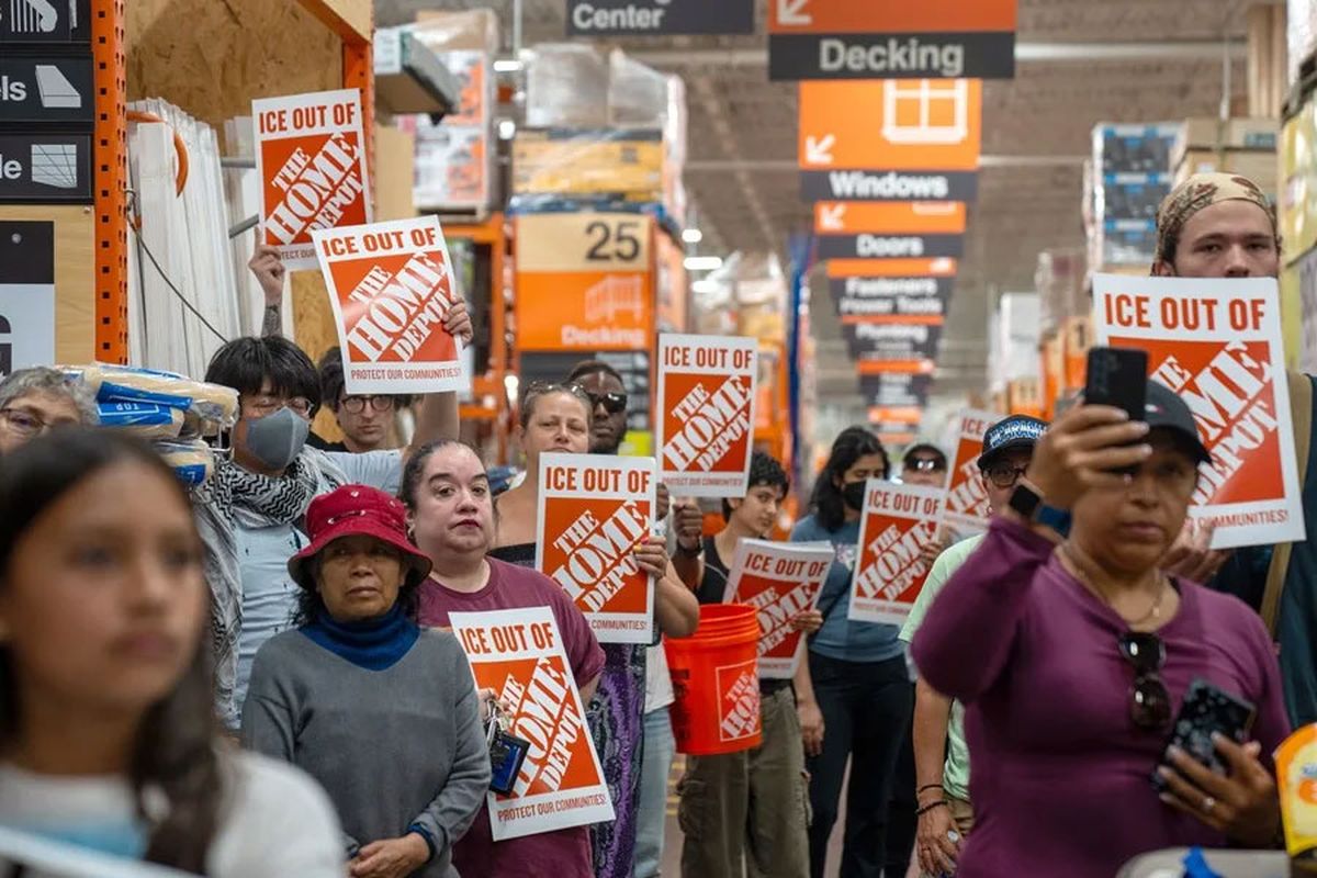 Personas sostienen carteles durante una manifestación en apoyo a la Red Nacional de Organización de Jornaleros por las recientes redadas de ICE en los estacionamientos de The Home Depot, en East Windsor, Nueva Jersey en Estados Unidos. Crece el miedo entre los inmigrantes. Crédito: EFE/ Ángel Colmenares. Personas sostienen carteles durante una manifestación en apoyo a la Red Nacional de Organización de Jornaleros por las recientes redadas de ICE en los estacionamientos de The Home Depot, en East Windsor, Nueva Jersey en Estados Unidos. Crece el miedo entre los inmigrantes. Crédito: EFE/ Ángel Colmenares.