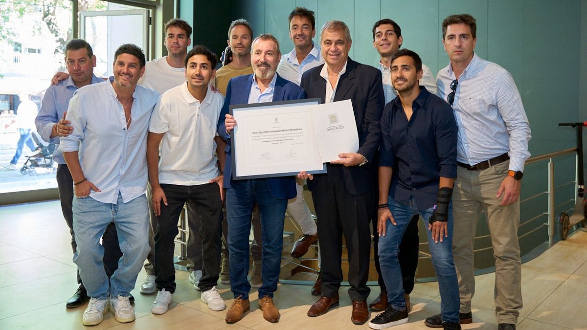 Daniel Vila y parte de la Comisión Directiva de Independiente Rivadavia.