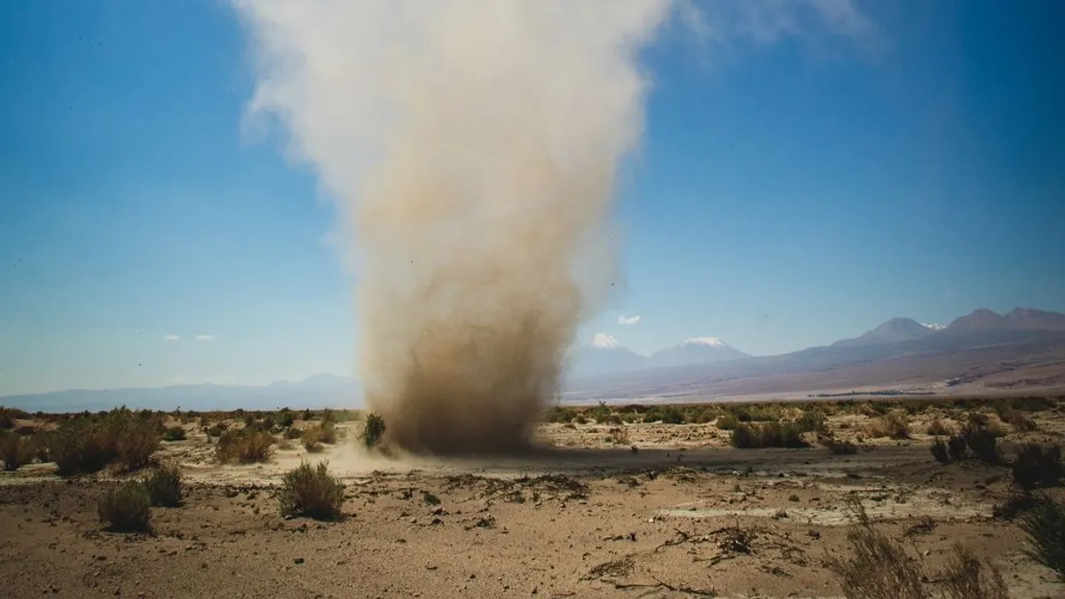 En la mayoría de las ocasiones, aparecen en días calurosos y soleados sobre terrenos secos y polvorientos En la mayoría de las ocasiones, aparecen en días calurosos y soleados sobre terrenos secos y polvorientos