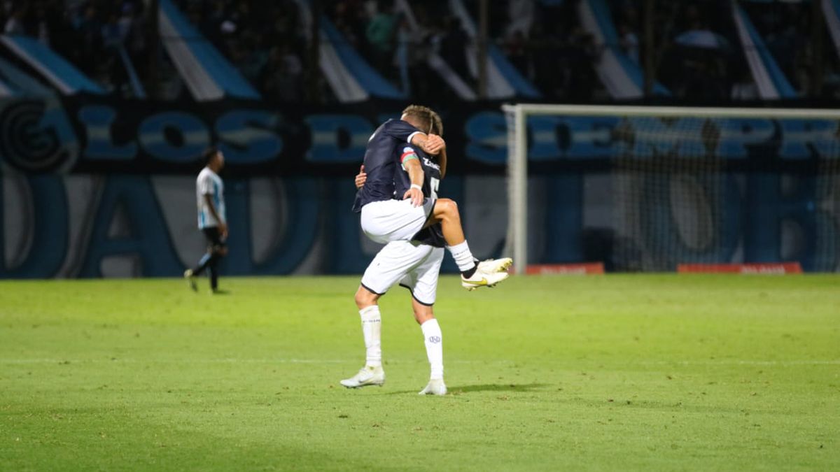 Independiente Rivadavia logró un triunfazo con un doblete de Alex Arce.