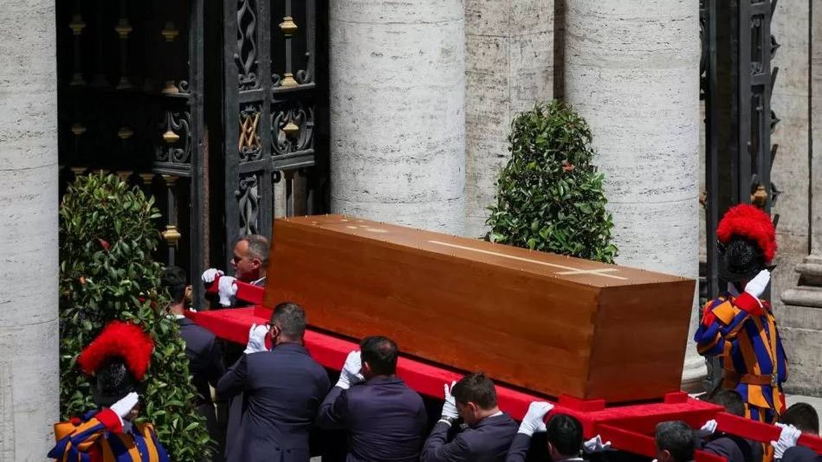 El féretro con los restos del santa padre durante su histórico funeral. El féretro con los restos del santa padre durante su histórico funeral.