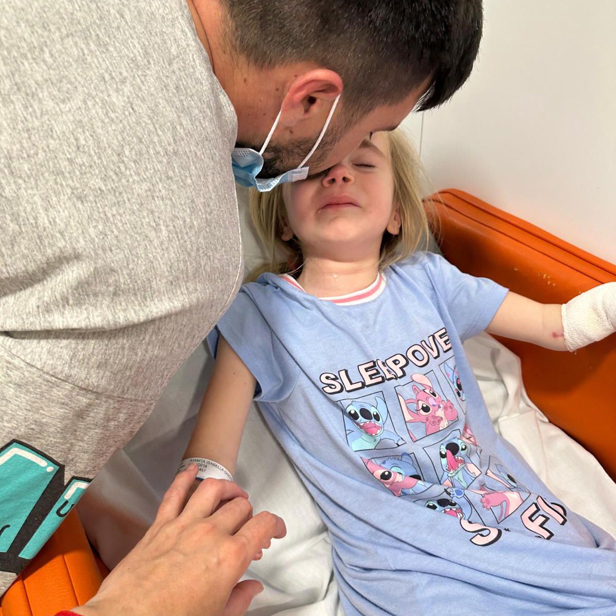 Triste vuelta atrás. Las dos soluciones ofrecidas a los Ghiotti significaban más operaciones y sufrimiento a la nena de cuatro años, y por ello decidieron dejar todo como estaba. Triste vuelta atrás. Las dos soluciones ofrecidas a los Ghiotti significaban más operaciones y sufrimiento a la nena de cuatro años, y por ello decidieron dejar todo como estaba.