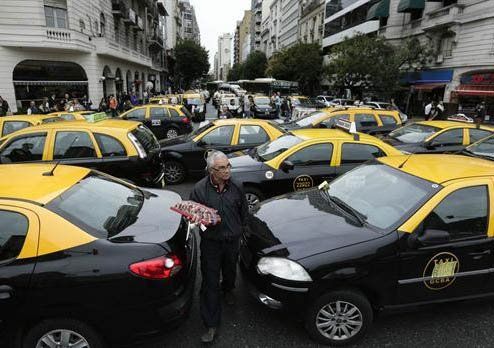 En Buenos Aires los taxistas se manifiestan para exigir que cierren Uber