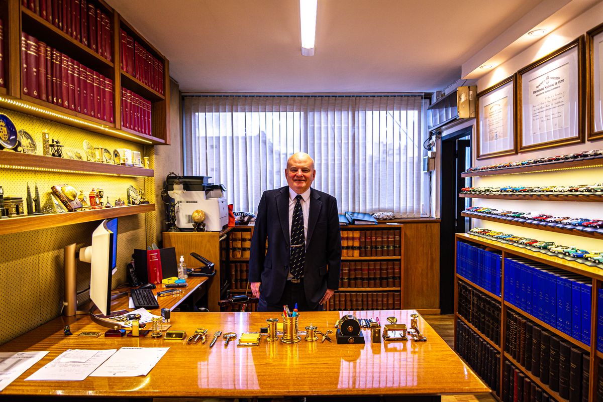 En su estudio jurídico y contable, Oscar Casares exhibe parte de su pasión coleccionista. En su estudio jurídico y contable, Oscar Casares exhibe parte de su pasión coleccionista.