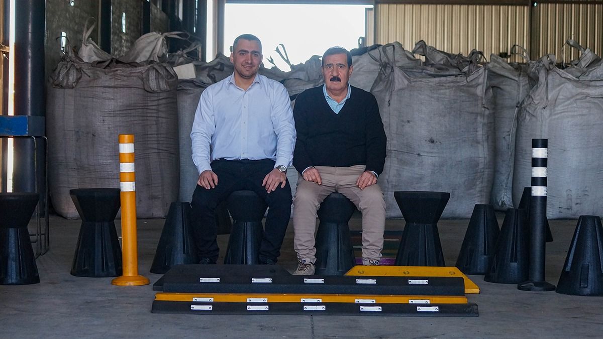 La empresa Eco Cuyum fabrica divisores de ciclovías, reductores de velocidad, banquitos y delineadores verticales. Armando Leandro Parlanti (35) y su papá Armando Sergio (62) son sus dueños. La empresa Eco Cuyum fabrica divisores de ciclovías, reductores de velocidad, banquitos y delineadores verticales. Armando Leandro Parlanti (35) y su papá Armando Sergio (62) son sus dueños.