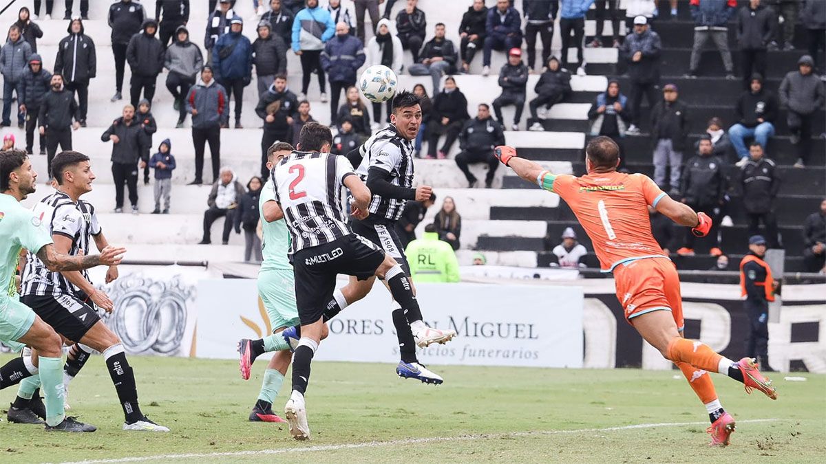 Gimnasia cayó ante Aldosivi en el Víctor Legrotaglie por 3 a 2. Gimnasia cayó ante Aldosivi en el Víctor Legrotaglie por 3 a 2.