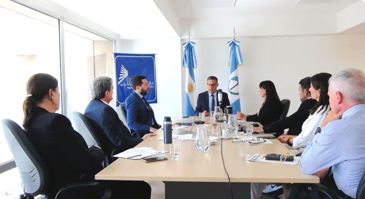 El juez Sebastián Sarmiento reunido con consejeros en la Magistratura de Neuquén, donde aspira a ser juez de la cárcel de Zapala. El juez Sebastián Sarmiento reunido con consejeros en la Magistratura de Neuquén, donde aspira a ser juez de la cárcel de Zapala.