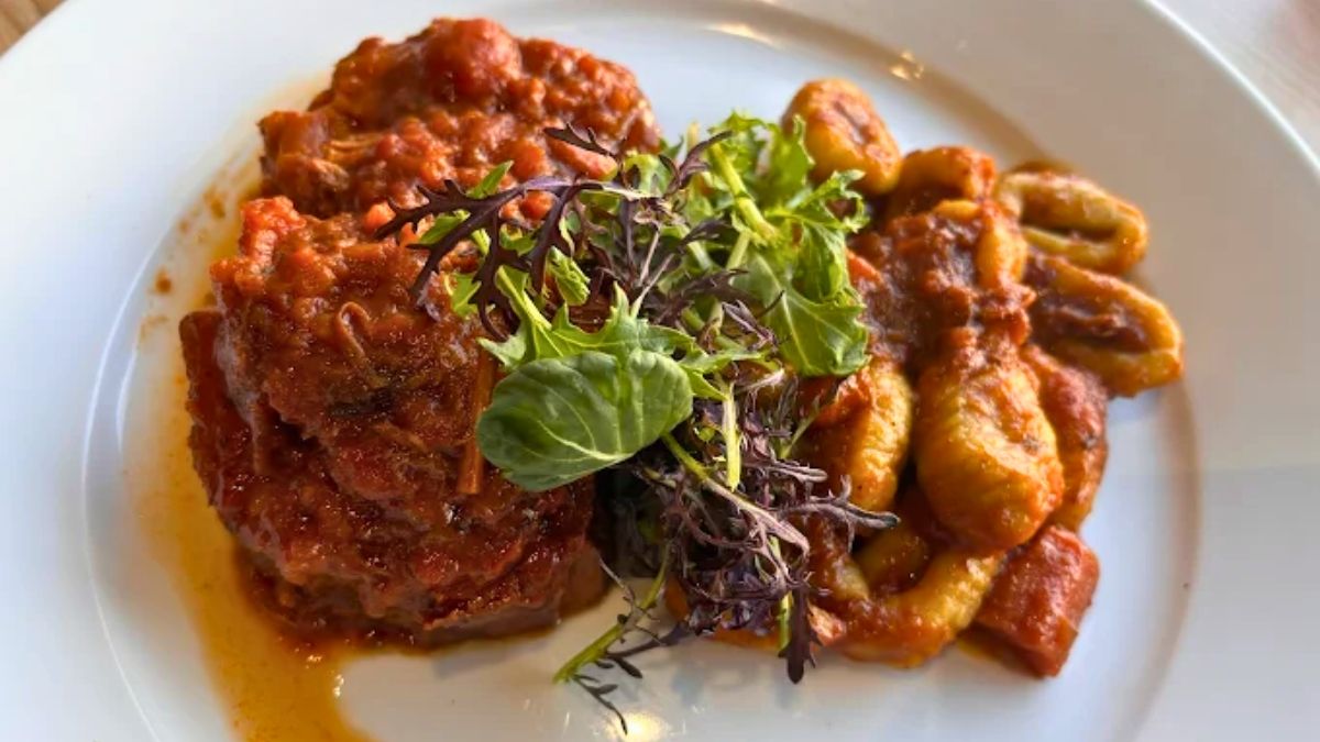 El restaurante también ofrece otras comidas típicas de la gastronomía chilena. El restaurante también ofrece otras comidas típicas de la gastronomía chilena.