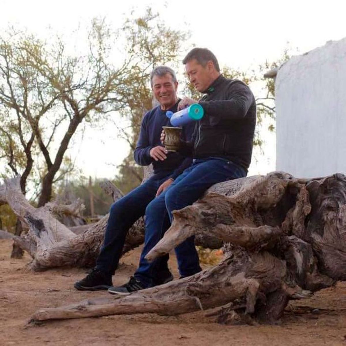 Adolfo Bermejo divulgó esta imagen junto a su hermano Alejandro, compartiendo una jornada de mate.