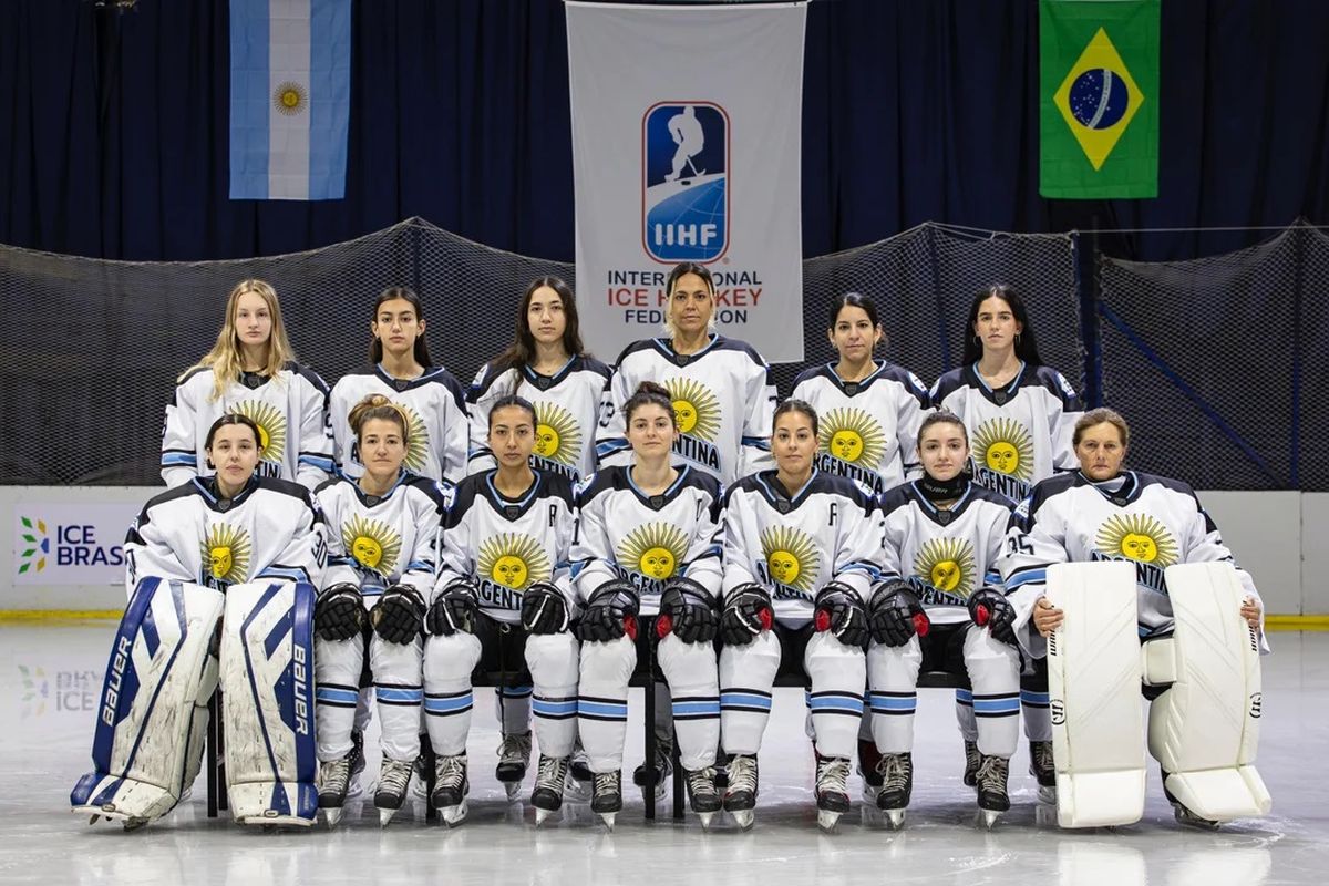 Todo el plantel del seleccionado femenino de Argentina de hockey sobre hielo se consagró campeón en Brasil. Todo el plantel del seleccionado femenino de Argentina de hockey sobre hielo se consagró campeón en Brasil.