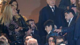 Aguante napolitano: Maradona junto a su familia asistió al Bernabéu