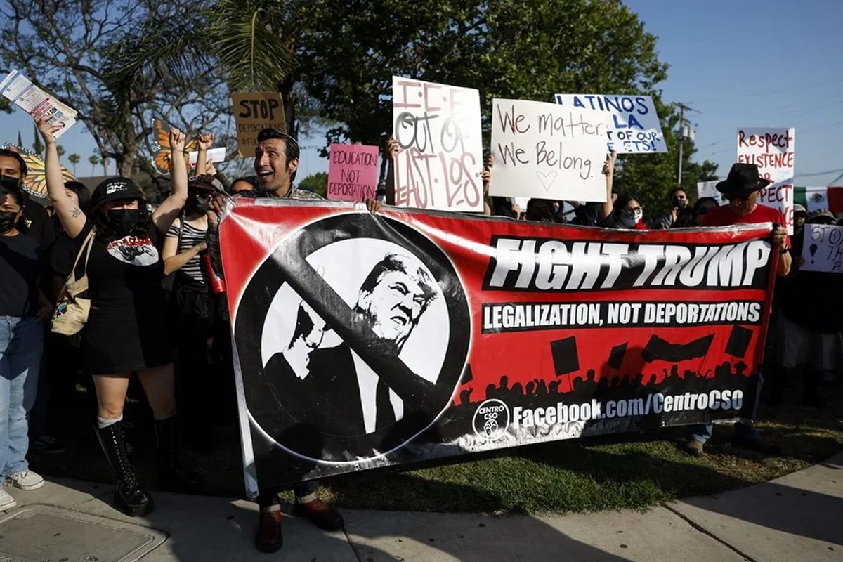Protesta por un incidente en el que agentes de ICE embistieron un automóvil para detener a un hombre en Los Ángeles, Estados Unidos. Crédito: EFE/EPA/Caroline Brehman. Protesta por un incidente en el que agentes de ICE embistieron un automóvil para detener a un hombre en Los Ángeles, Estados Unidos. Crédito: EFE/EPA/Caroline Brehman.