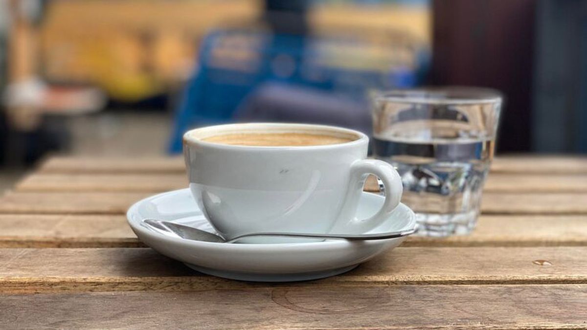 Beneficio de tomar un vaso de agua con el café. No es lo mismo que la soda. Beneficio de tomar un vaso de agua con el café. No es lo mismo que la soda. 