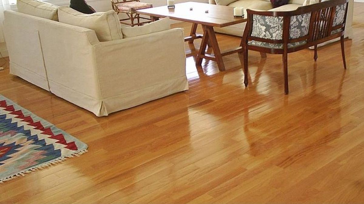 Es fundamental no mojar en exceso los pisos de madera al momento de limpiarlos.