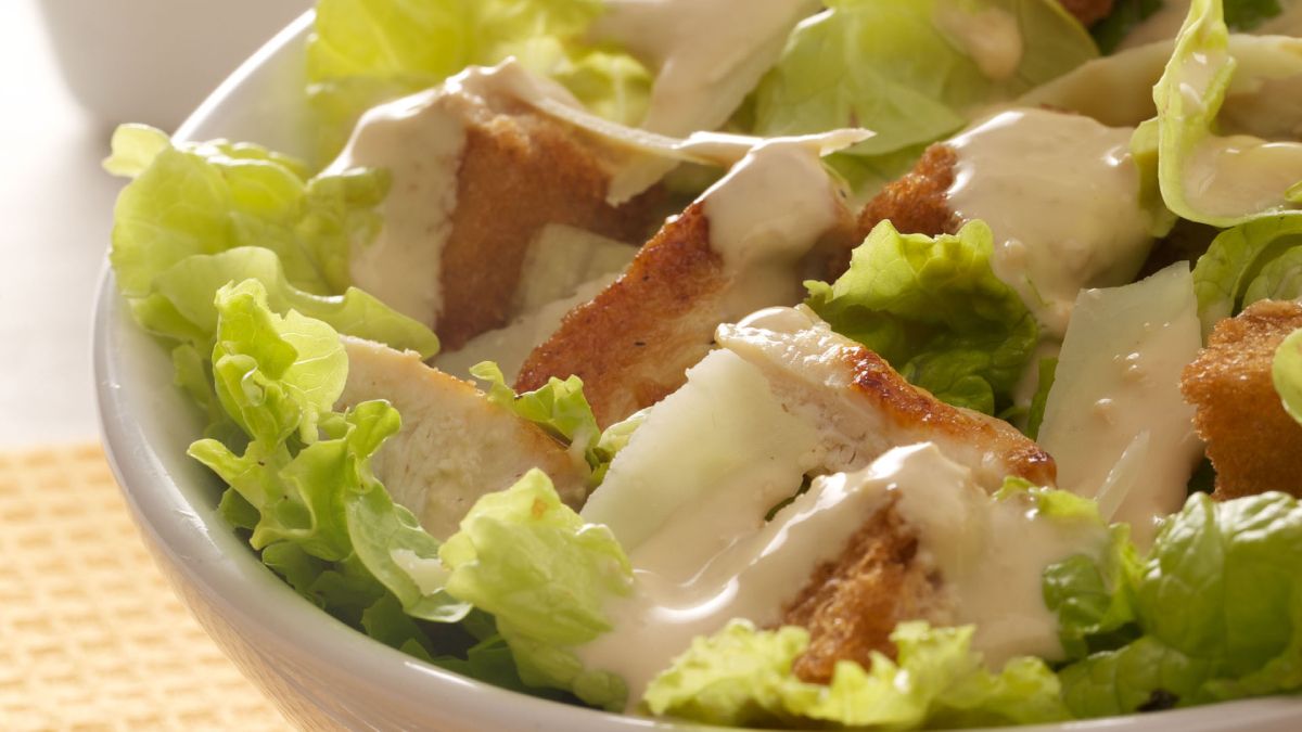 La receta original lleva lechuga romana, aderezo César, pan tostado, queso parmesano y pimienta negra. La receta original lleva lechuga romana, aderezo César, pan tostado, queso parmesano y pimienta negra.