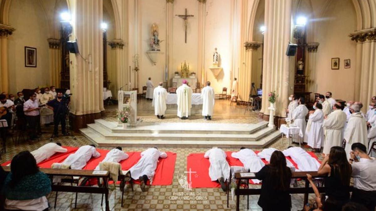 La ceremonia de consagración de los 8 nuevos diáconos de Mendoza.