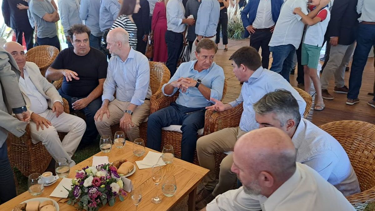 Alejandro Vigil junto con el jefe de gobierno Porteno, Horacio Larreta, y al lado el gobernador Rodolfo Suarez junto con el legislador nacional Omar de Marchi.