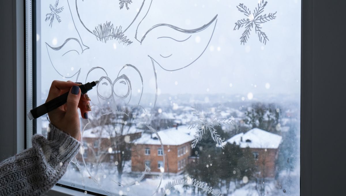 Ventanas pintadas con diseños navideños. Ventanas pintadas con diseños navideños. 