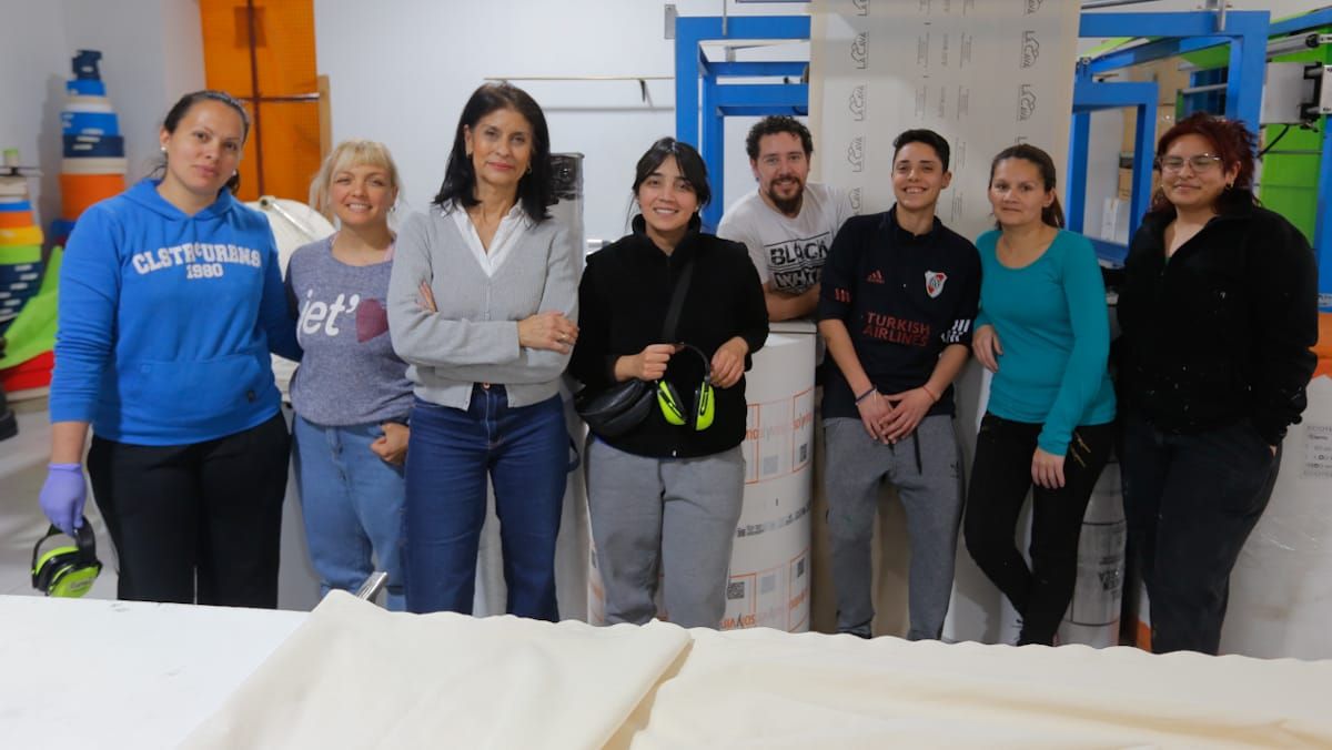 La diseñadora industrial Patricia Velázquez fundó una fábrica de bolsas ecológicas hace 16 años que les da empleo principalmente a mujeres amas de casa o estudiantes.