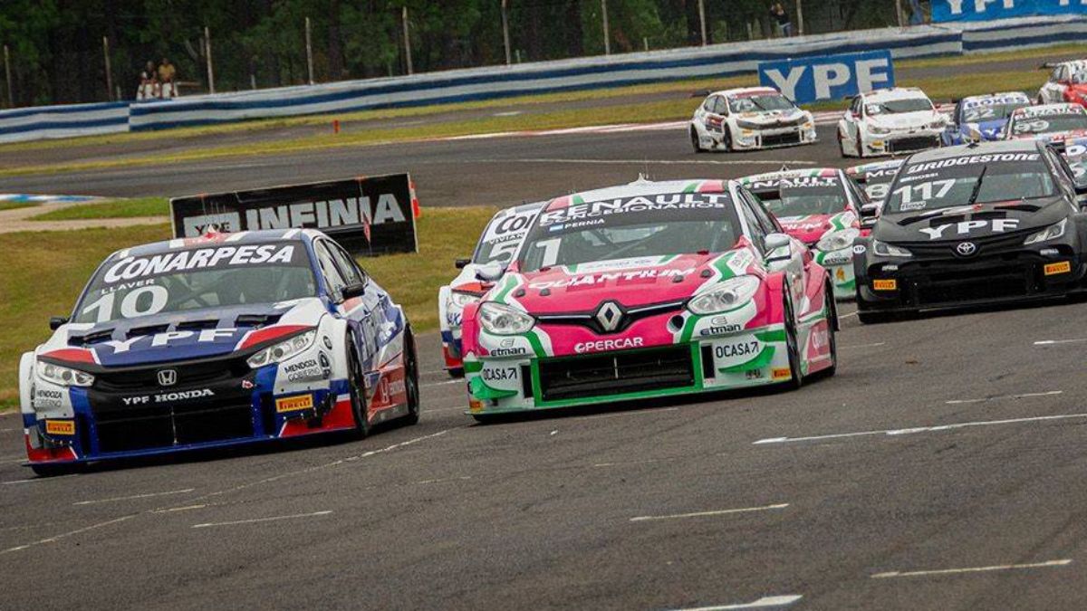 Bernardo Llaver (10) intentaba achicar diferencias en la cima del campeonato del TC2000 con Leonel Pernía (1), pero el choque en la final de la 6ª fecha lo impidió. Bernardo Llaver (10) intentaba achicar diferencias en la cima del campeonato del TC2000 con Leonel Pernía (1), pero el choque en la final de la 6ª fecha lo impidió.