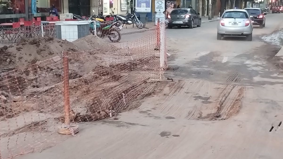El tránsito por calle Lavalle se vio interrumpido por la rotura de una caño de agua en calle San Juan.