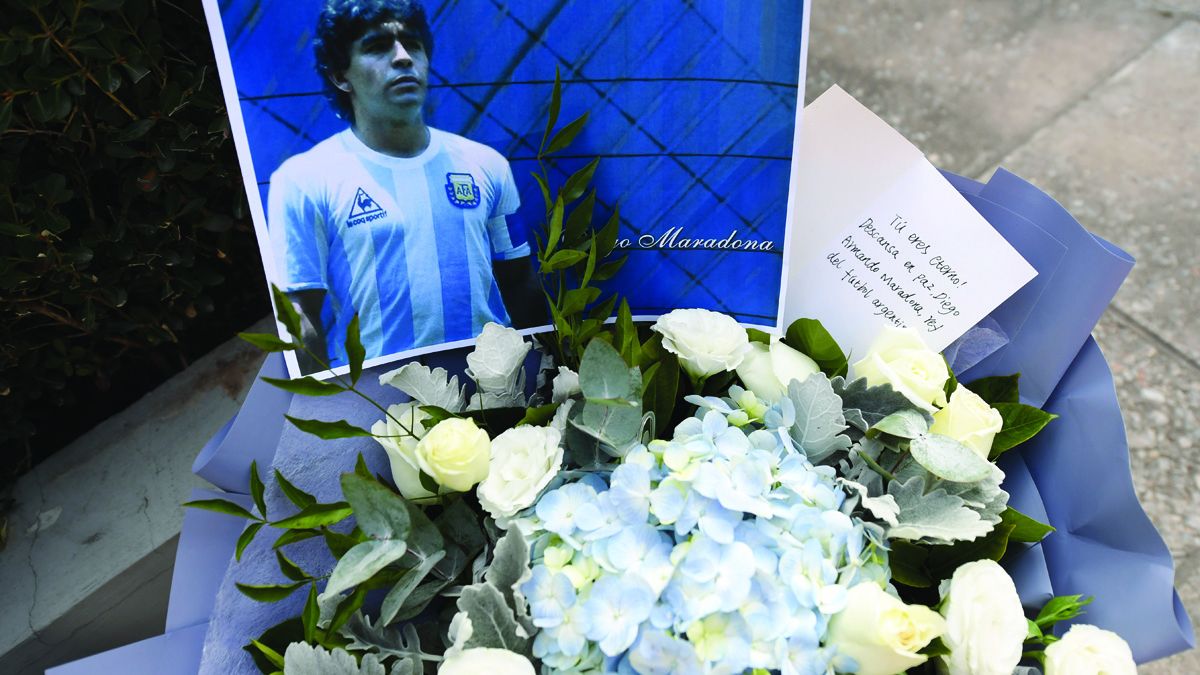Los fanáticos chinos de Diego Maradona le dejaron homenajes en la embajada argentina en Beijing. WEI XIAOHAO / CHINA DAILY. &nbsp;