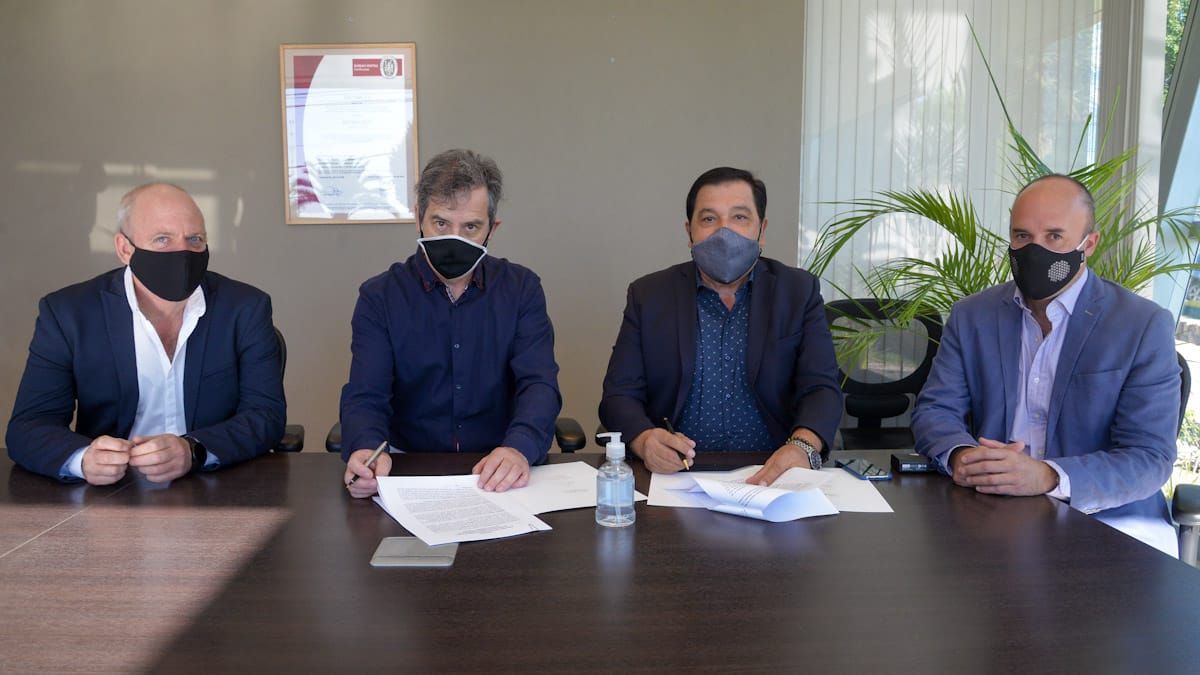 Pablo Pithod (Colegio de arquitectos), Hugo Ponce (presidente Colegio de Arquitectos), Julio Alberto Cortes (presidente Dalvian S.A.) y el doctor Agustín Palacios