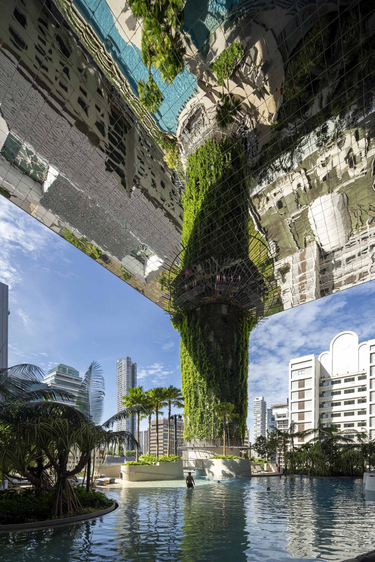 Un tremendo espejado en el techo causa efectos visuales únicos. Un tremendo espejado en el techo causa efectos visuales únicos.