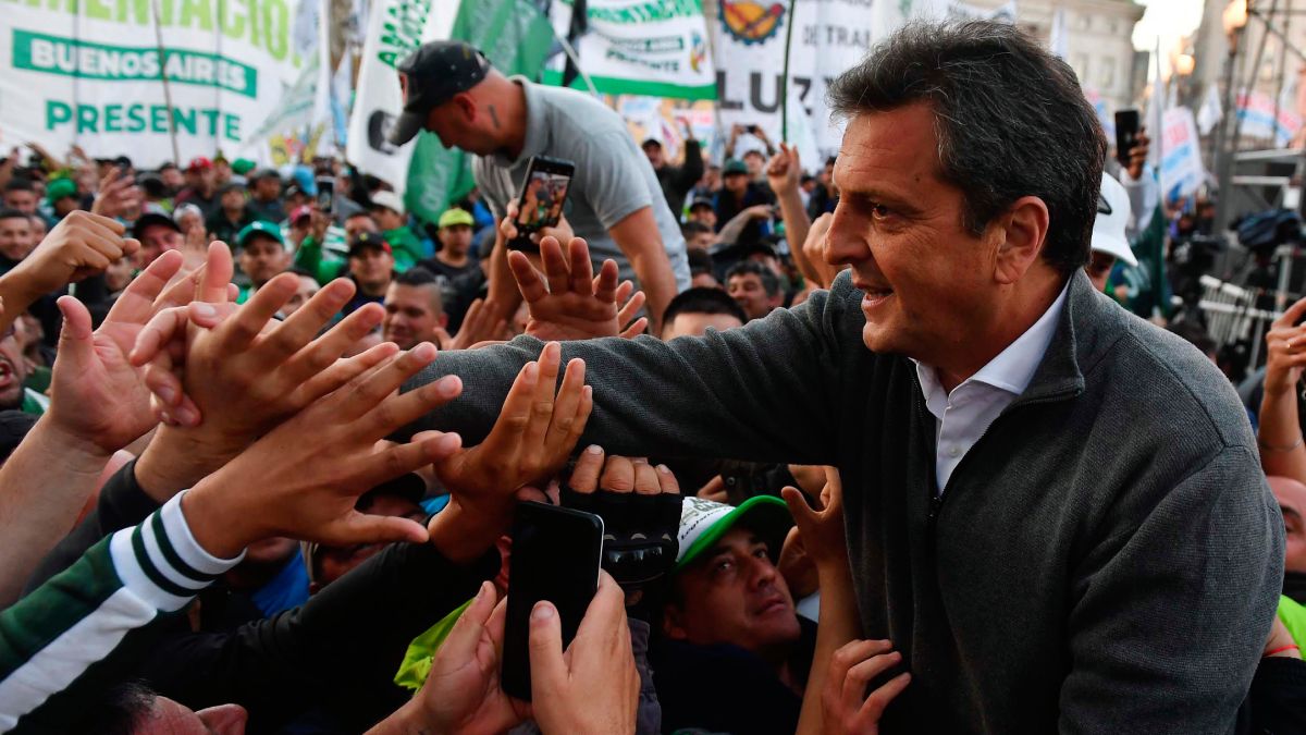 Una Plaza de Mayo atestada de trabajadores celebró la medida del Ministerio de Economía, que considera que el Una Plaza de Mayo atestada de trabajadores celebró la medida del Ministerio de Economía, que considera que el