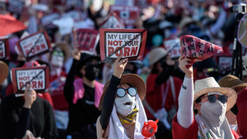 Miles de mujeres protestan en Seúl contra el porno con cámaras espías