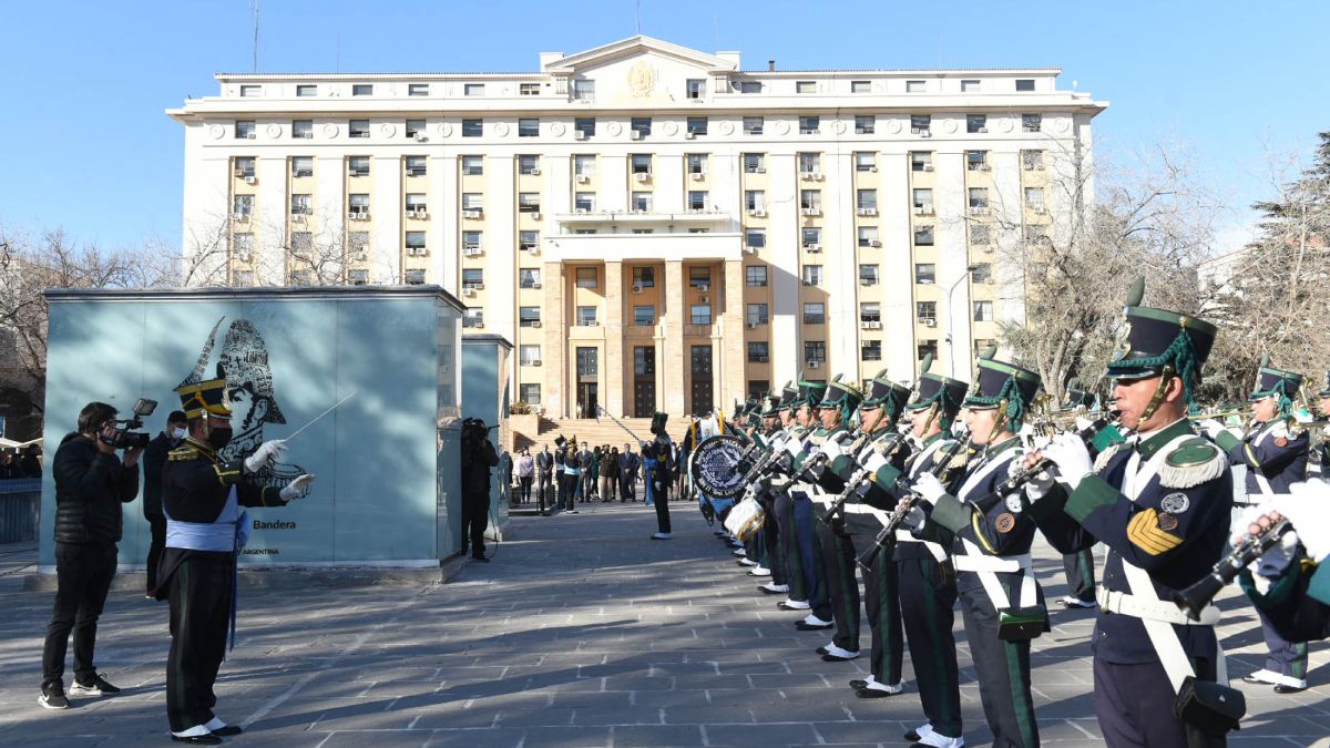 Se ha intentado trasladar a la militar que denuncia violencia de género al Memorial de la Bandera, de casa de Gobierno, donde el Regimiento de Infantería 11 -RIM 11- custodia la bandera del Ejército de los Andes, pero imponiendo cláusulas no aceptadas.