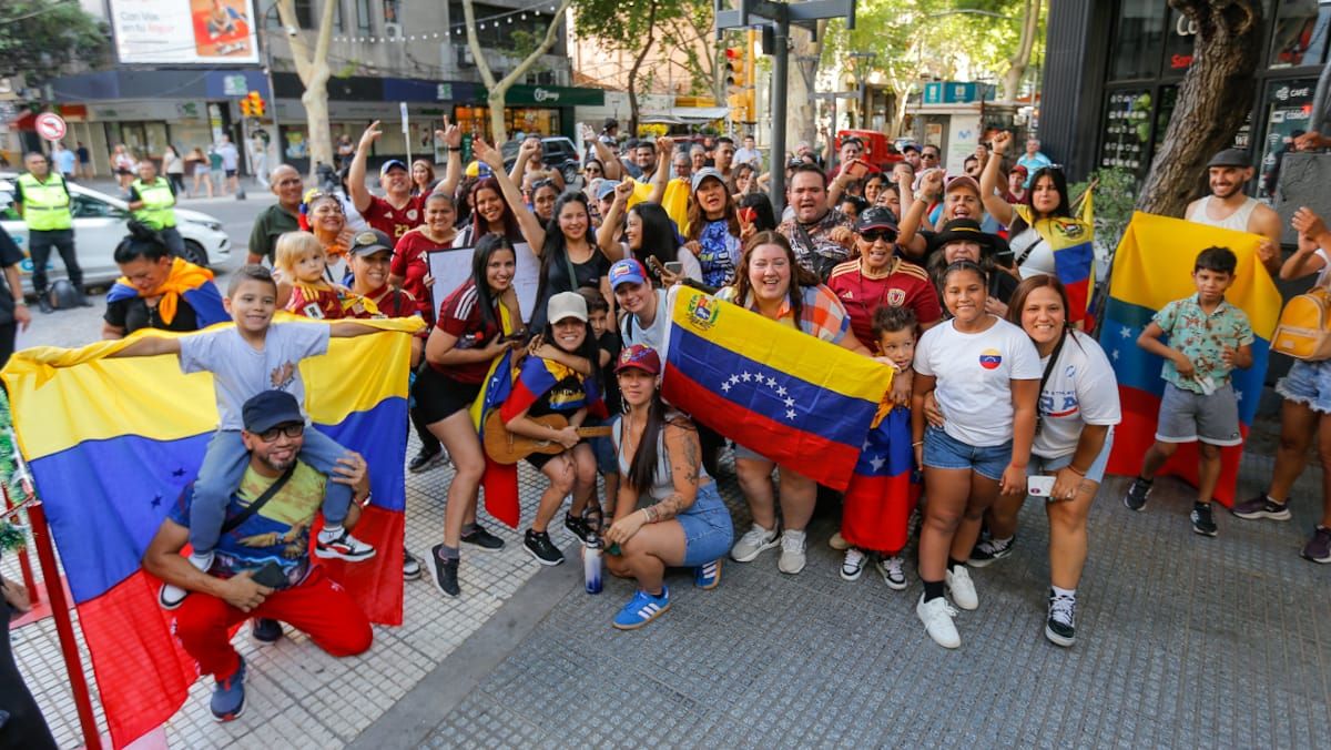 En Mendoza, la colectividad de venezolanos también copó la Peatonal Sarmiento y se manifestó con alegría, tras el fin de Maduro. En Mendoza, la colectividad de venezolanos también copó la Peatonal Sarmiento y se manifestó con alegría, tras el fin de Maduro.