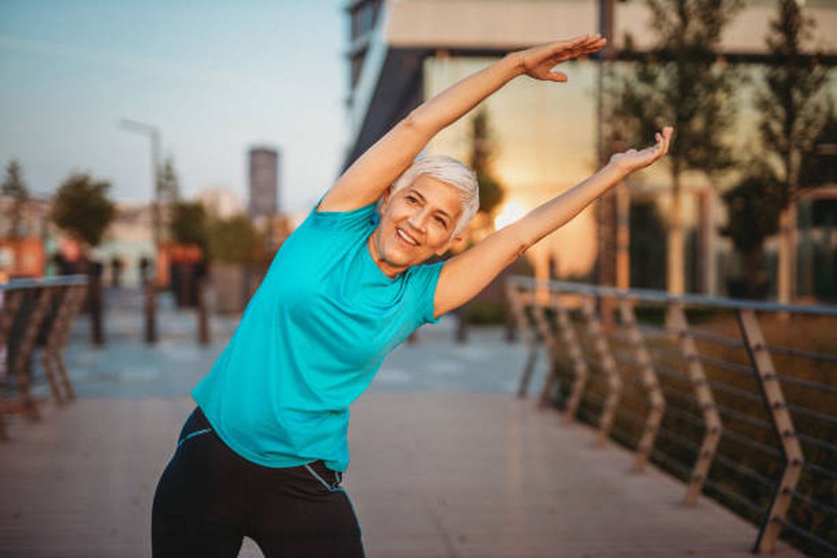 Los ejercicios que deben hacer adultos mayores para combatir la sarcopenia. Los ejercicios que deben hacer adultos mayores para combatir la sarcopenia.