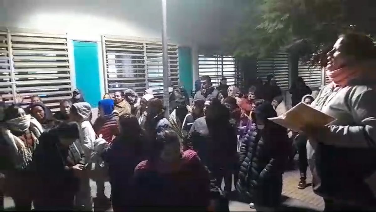 Una mujer lee a viva voz los nombres de otras madres, para ordenarse en la puerta del Hospital Notti, el sábado 29 de junio cerca de las 6 de la mañana. Una mujer lee a viva voz los nombres de otras madres, para ordenarse en la puerta del Hospital Notti, el sábado 29 de junio cerca de las 6 de la mañana.