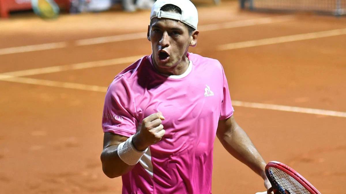 Sebastián Báez batalló con Camilo Ugo Carabelli y se metió en la final del ATP de Río de Janeiro.