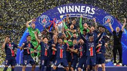 El arquero y el técnico juntos en los festejos del PSG.