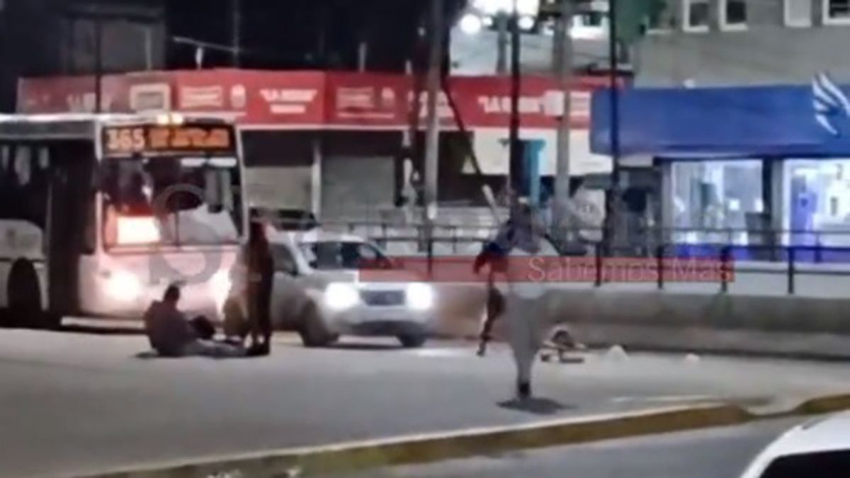 La pelea entre dos grupos de hombres y mujeres comenzó en el interior de un pool y se traslado a la calle. La pelea entre dos grupos de hombres y mujeres comenzó en el interior de un pool y se traslado a la calle.