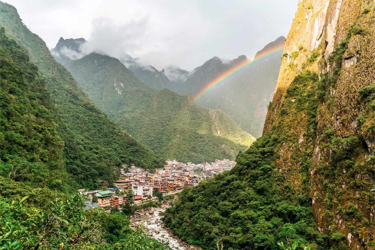 El pueblo de Aguas Calientes es la puerta de entrada a Machu Picchu. El pueblo de Aguas Calientes es la puerta de entrada a Machu Picchu.