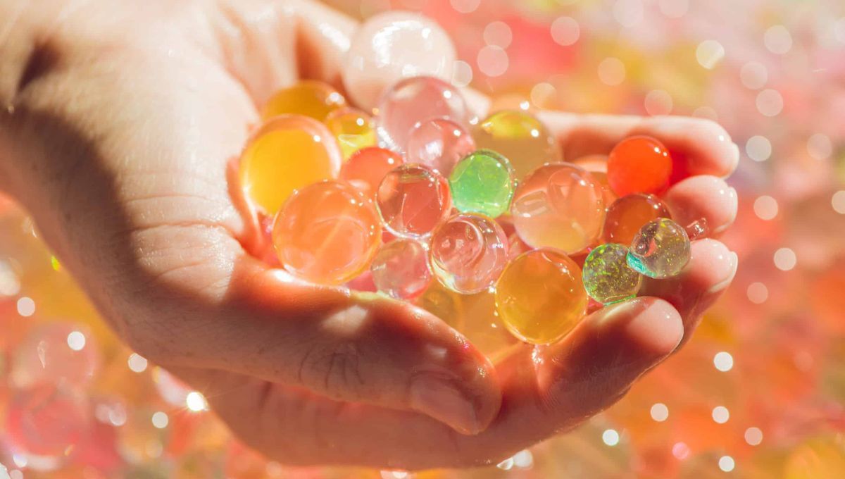 Las bolitas o perlas de hidrogel se consiguen en supermercados, tiendas de bazar, librerías y en tiendas online. Las bolitas o perlas de hidrogel se consiguen en supermercados, tiendas de bazar, librerías y en tiendas online.