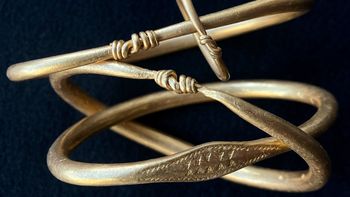 Descubren un alijo de joyas vikingas de oro en Noruega Descubren un alijo de joyas vikingas de oro en Noruega