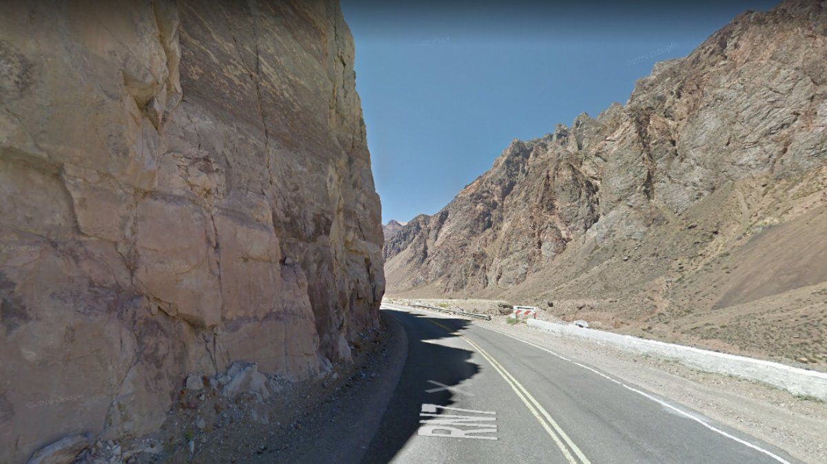 Pasando la Villa de Uspallata, en el kilómetro 1.192 de la ruta nacional 7 -Corredor Bioceánico- un camió perdió el control al llegar a la llamada Curva de la Miriam, y se desbarrancó, quedando herido su conductor.