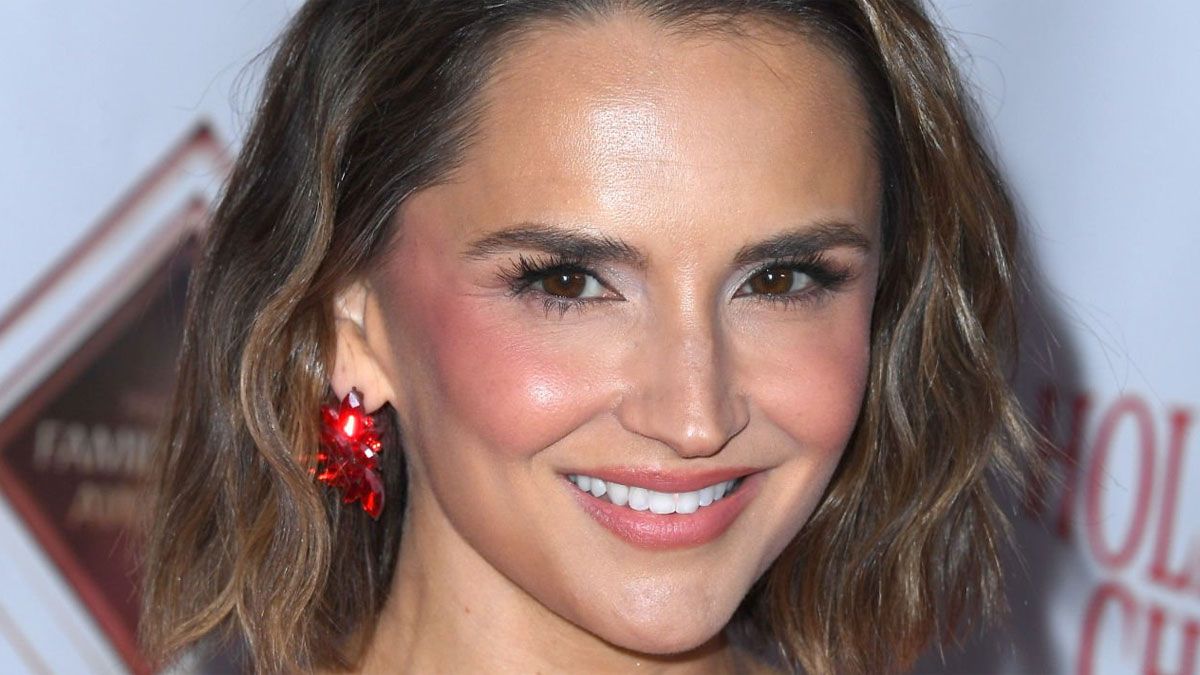 La actriz Rachael Leigh Cook interpreta a Susan Whitaker en la película de Netflix.