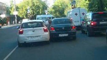 Video: Discutieron en la calle y le pasó por encima con el auto