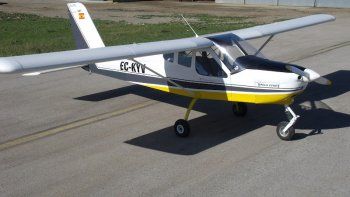 Una española sin experiencia logró bajar un avión después de que su marido se descompensara en pleno vuelo