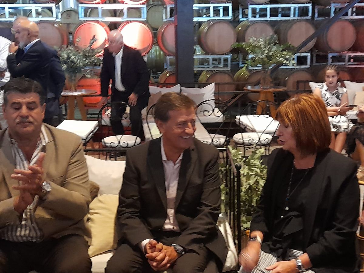 Desayuno real. Bullrich pasó por Mendoza durante el primer día del fin de semana vendimial. Aquí, con Suarez y Abed en la bodega Los Toneles.