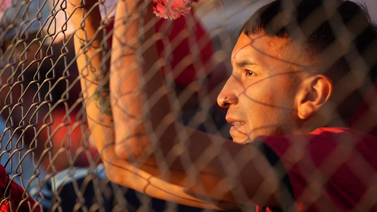 El hincha del Cruzado está pegado al alambrado.