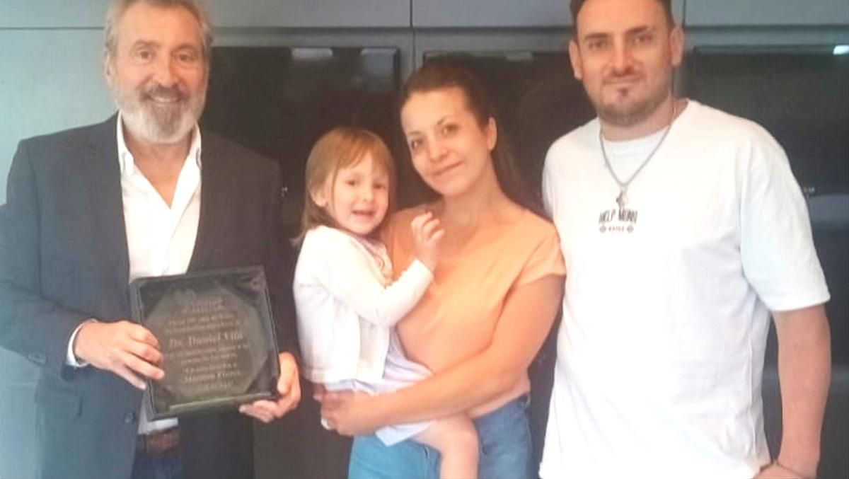 Daniel Vila con la niña Martina y sus papás Ana Mendoza y Juan Pablo Flores. Daniel Vila con la niña Martina y sus papás Ana Mendoza y Juan Pablo Flores.