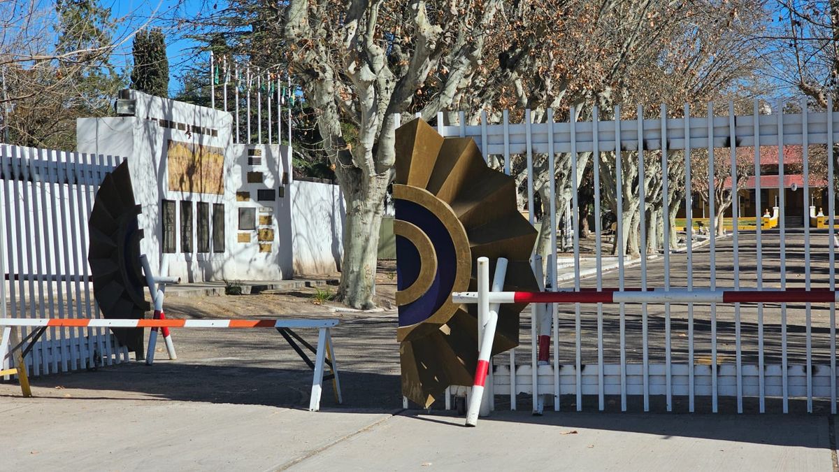Dirigentes políticos como Julio Cobos y Francisco Pérez, ex gobernadores pasaron por las aulas del Liceo General Espejo. Dirigentes políticos como Julio Cobos y Francisco Pérez, ex gobernadores pasaron por las aulas del Liceo General Espejo.